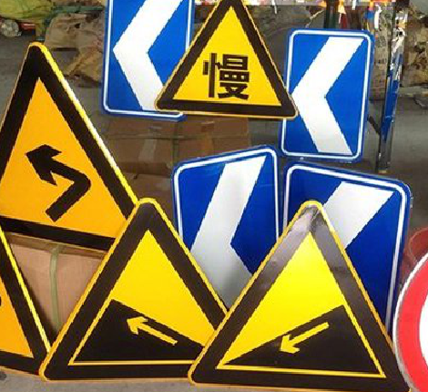 商水标识标牌中颜色的确定是很重要的。